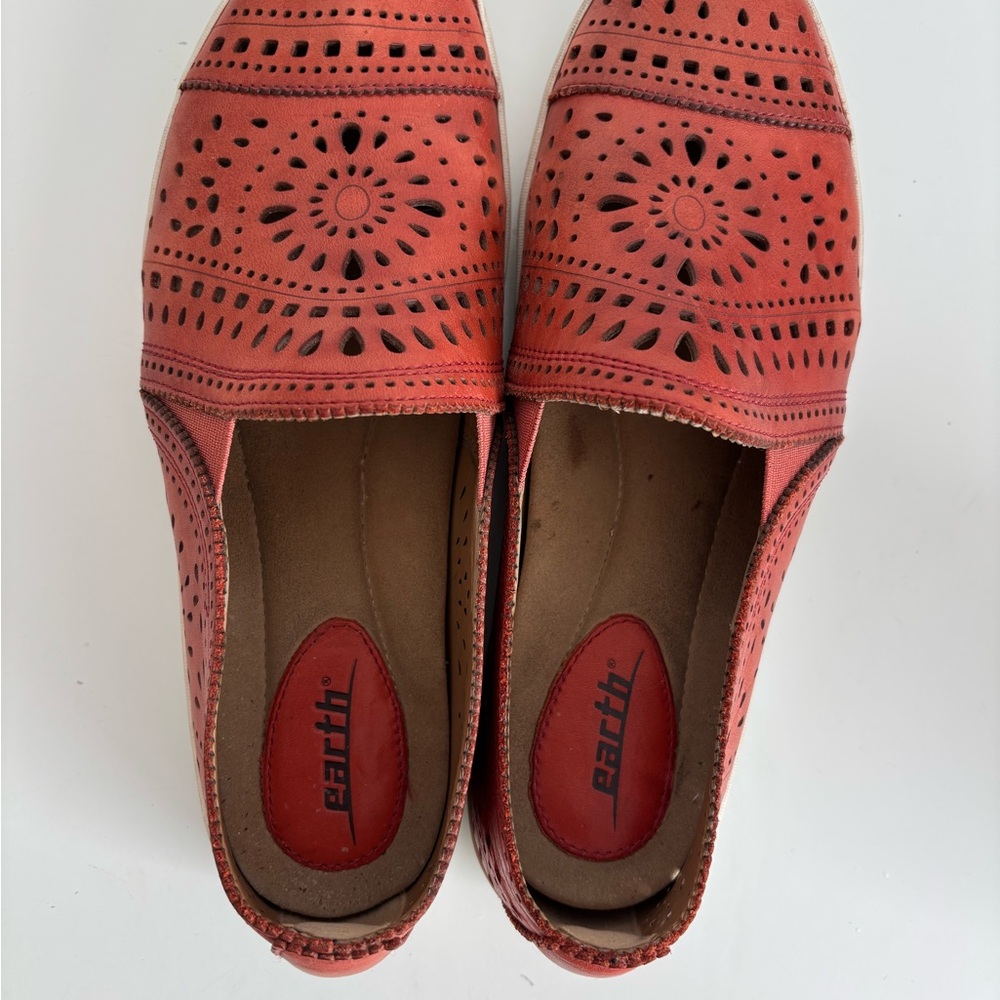 Earth Red leather Flats with Intricate Design